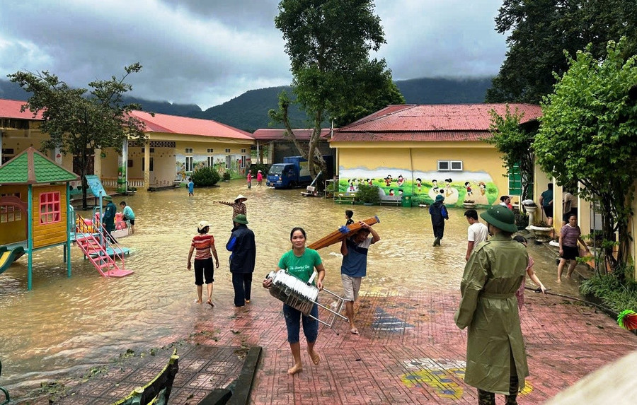 Giáo viên và người dân di dời đồ đạc. 8.jpg