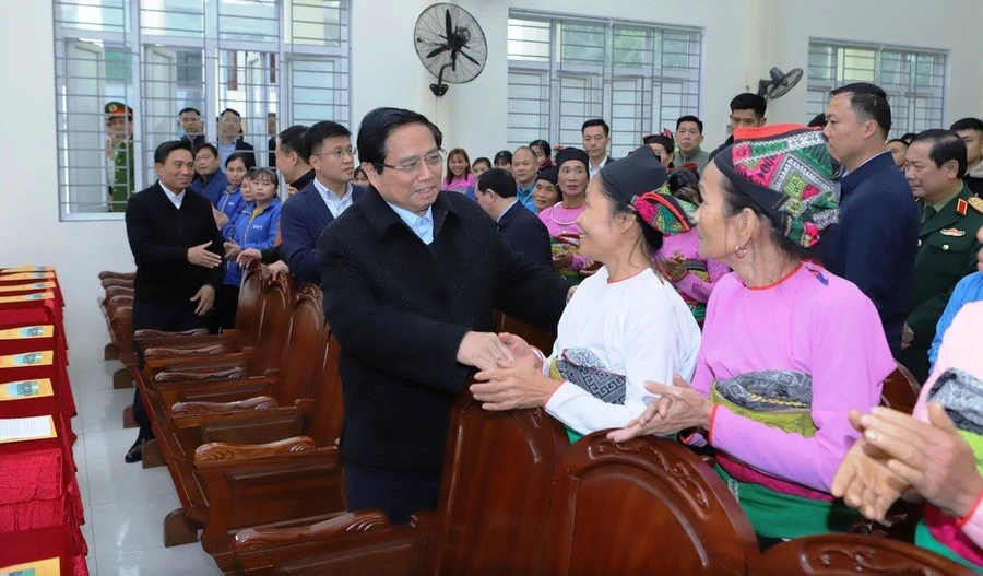 Thủ tướng Phạm Minh Chính thăm hỏi người dân ở huyện Ngọc Lặc (Thanh Hóa). Ảnh: Minh Hiếu.