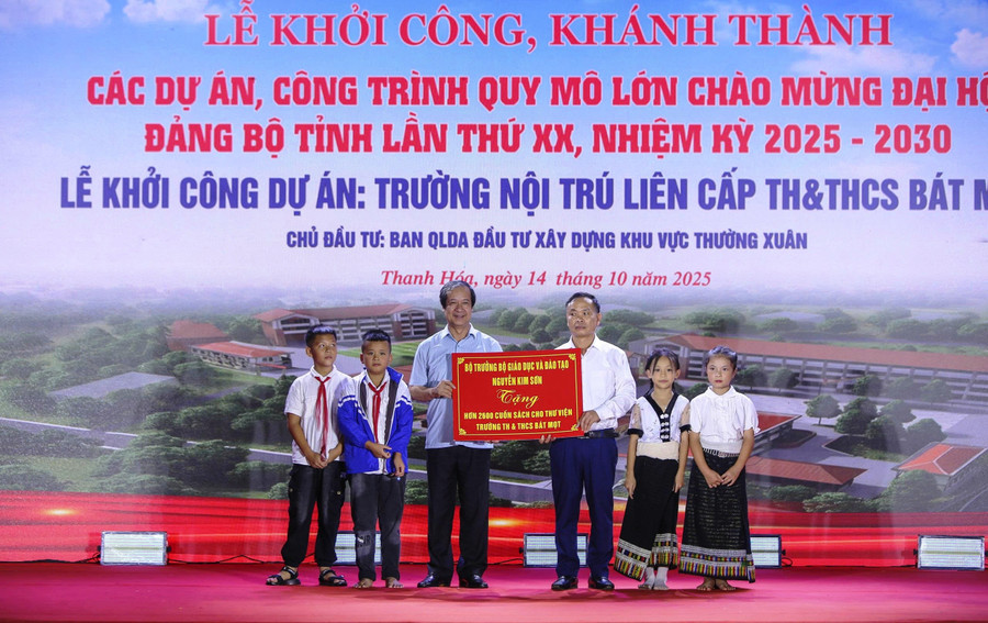 Bộ trưởng Nguyễn Kim Sơn trao tặng hơn 2.600 cuốn sách cho nhà trường. 8a82aa15fc1c7142280d.jpg