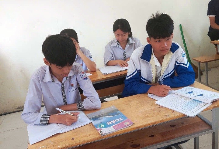 Em Nguyễn Xuân Nam (áo xanh) vẫn chăm chỉ đến lớp học. bbc8ec62-7131-4d99-9d63-7eea59c7aaf4.jpg