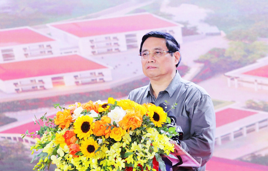 Thủ tướng Phạm Minh Chính phát biểu tại buổi Lễ khởi công Trường nội trú liên cấp Tiểu học và THCS Yên Khương, tỉnh Thanh Hóa. Ảnh: Minh Hiếu