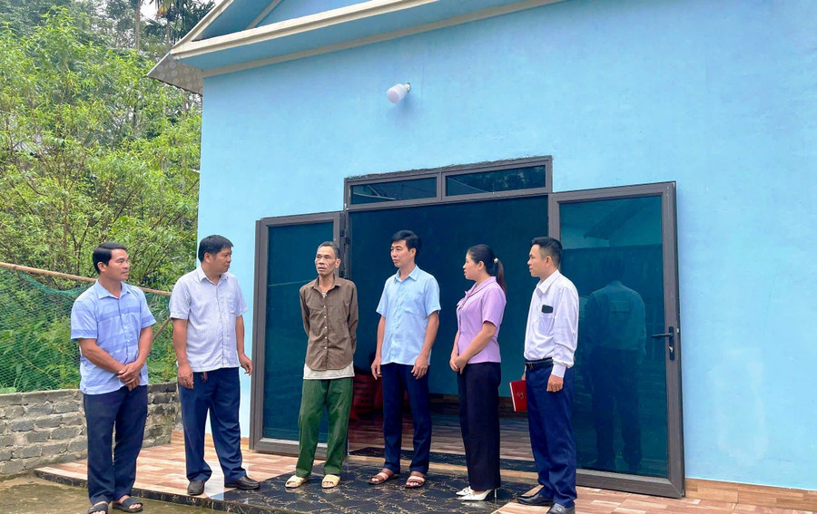 Lãnh đạo xã Phú Xuân thăm nhà ông Cao Văn Chịnh, ở bản Tân Sơn.