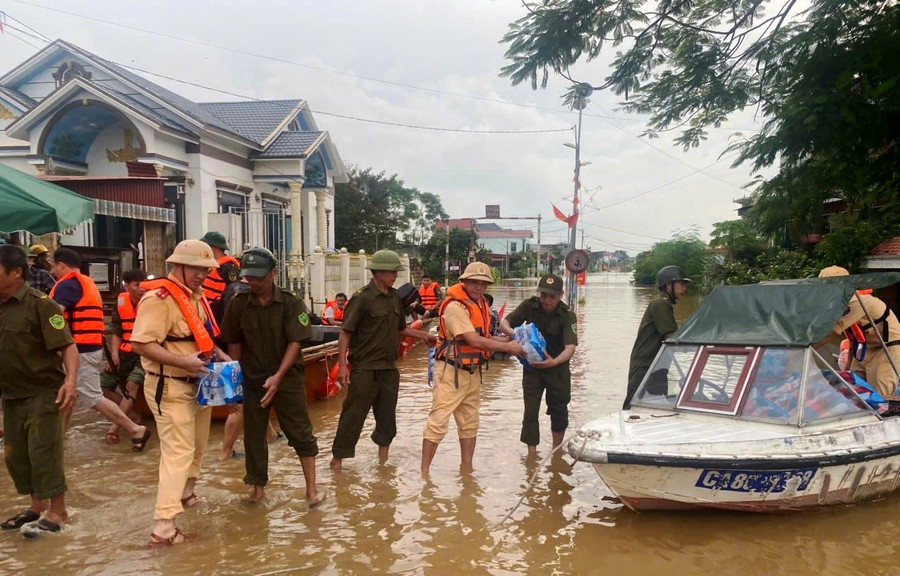 Lực lượng Cảnh sát Giao thông tiếp tế lương thực cho người dân vùng lũ Kim Tân. (Ảnh: CACC) 784f54b4-5bf4-49b9-afb2-f57d2797a017.jpg