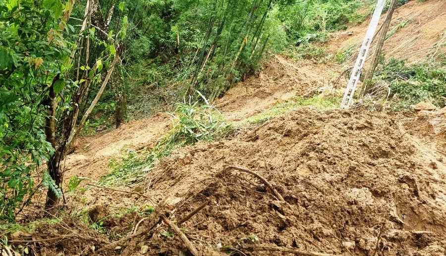 Bùn đất từ trên đồi sạt xuống gây tắc đường vào xã biên giới Tam Thanh. 04edb026-4f9c-4d7d-8dd8-c24c42b9c842.jpg