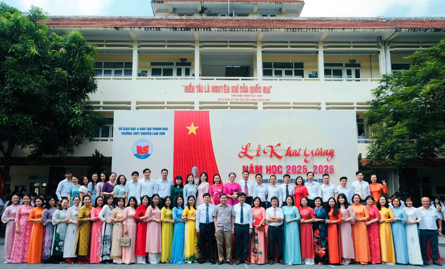 Tập thể lãnh đạo, giáo viên Trường THPT chuyên Lam Sơn. Ảnh: NTCC 6dda3ab0-a892-4680-be3c-72aef573d688.jpg