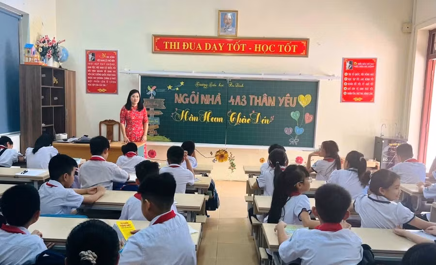 Cô và trò Trường Tiểu học Ba Đình (TP Thanh Hóa).jpg