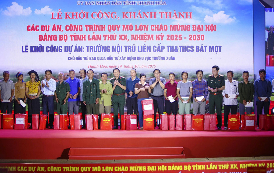 Thủ tướng trao quà cho người dân xã Bát Mọt. 7ddf214c7745fa1ba354.jpg