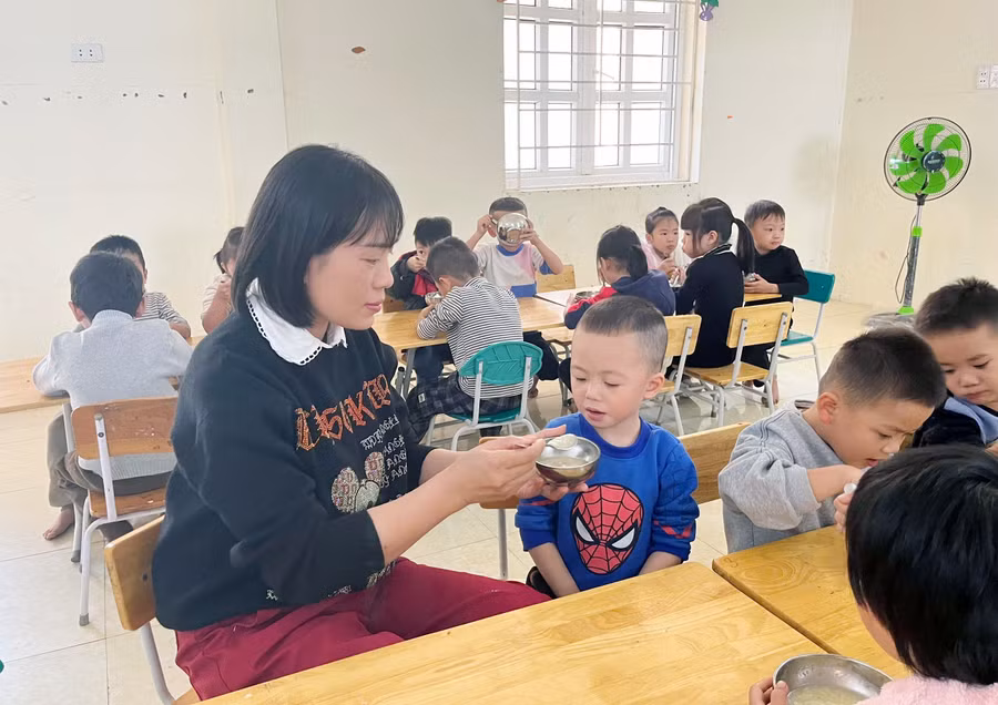 Nữ nhà giáo Hàn Thị Giang đang chăm sóc trẻ tại trường. Ảnh: Phương Huyền
