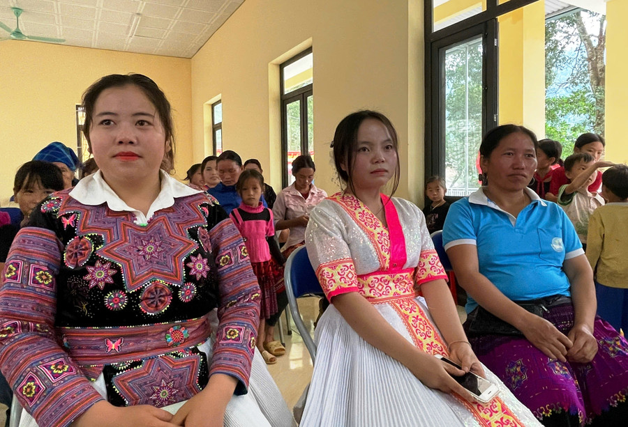 Nhiều phụ nữ ở bản Ón, xã Tam Chung tham dự buổi khai giảng lớp xóa mù. (Ảnh: Hội Phụ nữ xã cung cấp) 131f27e6-74ff-4c31-a148-0bb9268172dd.jpg