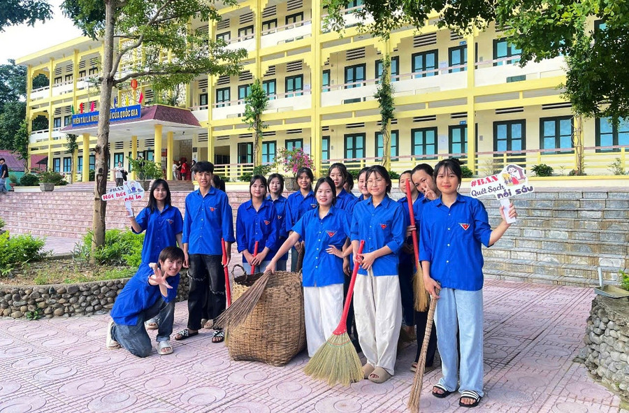 Đội tình nguyện "Tiếp sức mùa thi" của Trường THPT Quan Sơn (Thanh Hóa). b7ff3886a7f613a84ae7.jpg