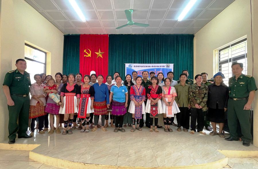Học viên chụp ảnh lưu niệm với "thầy giáo quân hàm xanh" tại buổi khai giảng. (Ảnh: Hội Phụ nữ xã cung cấp) 1298778748228979762.jpg