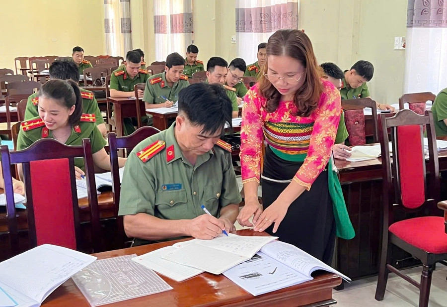 Lớp bồi dưỡng tiếng dân tộc Thái cho lực lượng Công an xã ở Thanh Hóa.