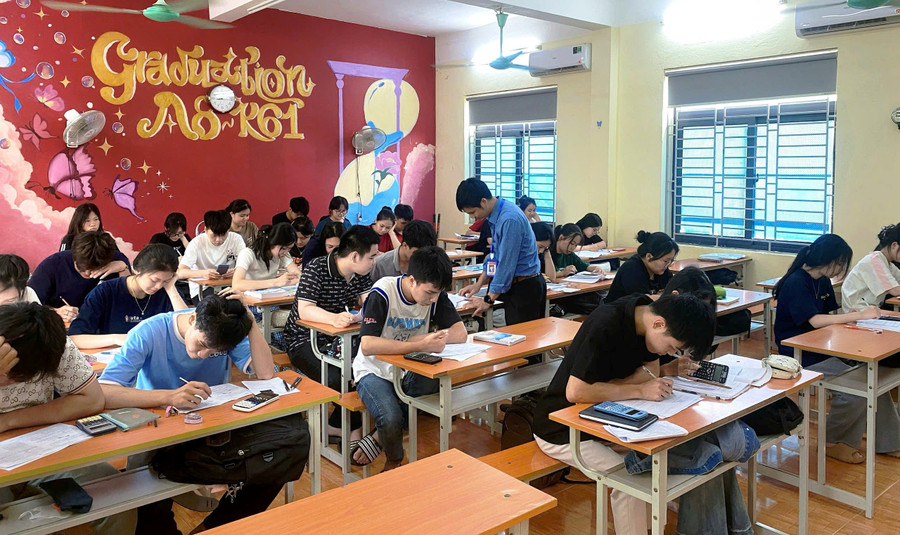 Học sinh Trường THPT Ngọc Lặc đang tập trung cao độ ôn thi tốt nghiệp. f9484392aa4a1e14475b.jpg