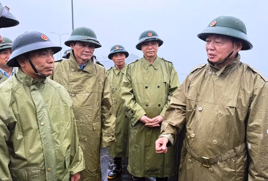 Phó Thủ tướng Trần Hồng Hà (phải) đi kiểm tra công tác phòng, chống bão Wipha tại Thanh Hóa. 