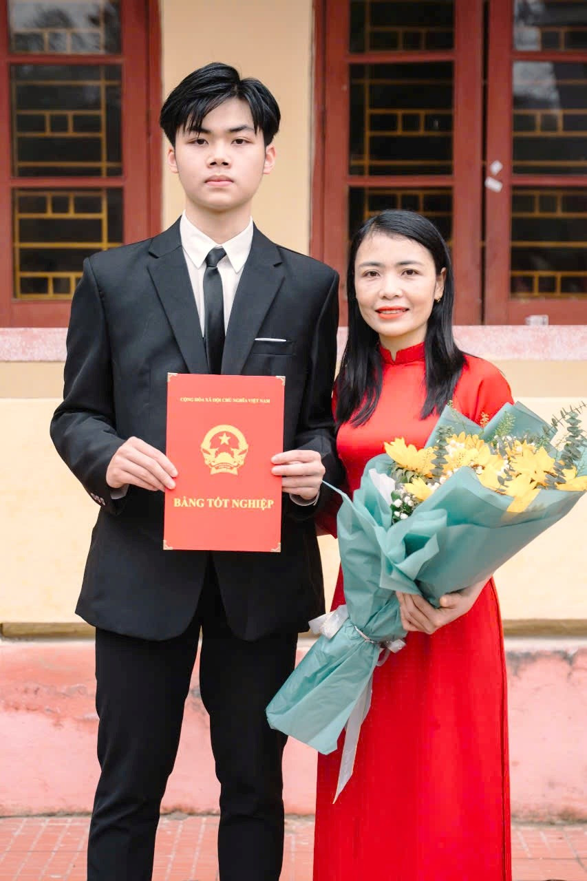 Trịnh Văn Hiếu và mẹ của mình. Ảnh: NVCC d92c629b6033d66d8f22.jpg