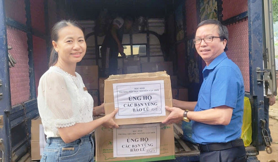 Phóng viên Báo GD&TĐ trao hàng nghìn cuốn sách giáo khoa đến Trường TH&THCS Tam Văn. a5c97a0968fde5a3bcec.jpg