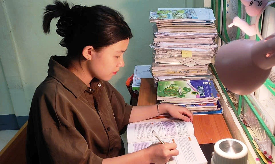 Em Lương Thị Kiều, học sinh lớp 12C2, Trường THPT Mường Lát đang tranh thủ ôn lại bài để sáng mai vào phòng thi. Ảnh: Thế Lượng 7c576a33-d5e8-4b60-a4a6-3870fdef2318.jpg
