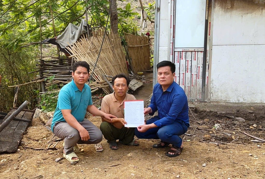 Ông Ngân Văn Lon - Chủ tịch UBND xã Trung Lý (phải) trao tiền hỗ trợ của các cá nhân cho anh Sùng A Đế (giữa) để làm nhà ở. 83f303525cebeeb5b7fa.jpg