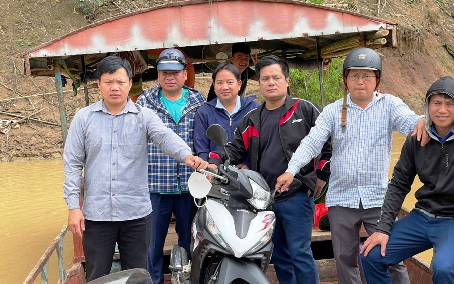 Ông Ngân Văn Lon (người áo đen sọc đỏ) - Phó Chủ tịch UBND xã Trung Lý cùng cán bộ xã vượt sông Mã đi thăm các điểm trường. 26fe5e45-bbab-4096-9464-ee2d39f05869.jpg