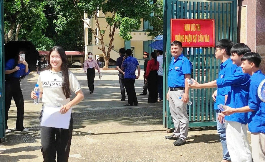 Sau giờ làm bài thi của thí sinh Trường THPT Mường Lát, Thanh Hóa. cfc4a6949d4a2a14735b-1.jpg