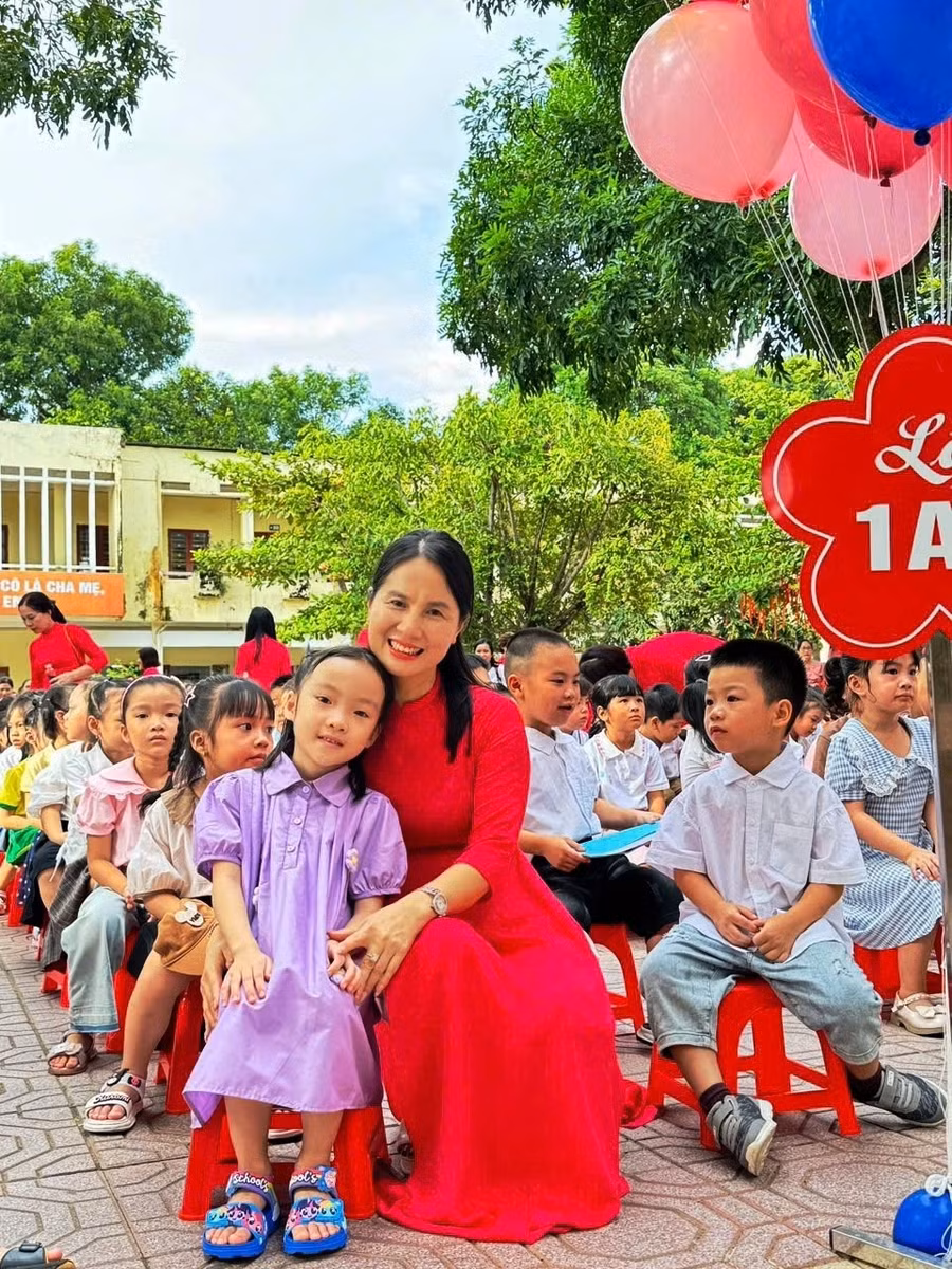 Nét mặt rạng ngời của cô, trò Trường Tiểu học Minh Khai 1 (TP Thanh Hóa).jpg