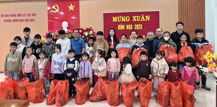 Trẻ mầm non và học sinh ở xã Hóa Quỳ (Thanh Hóa) nhận quà Tết chiều ngày 2/10.