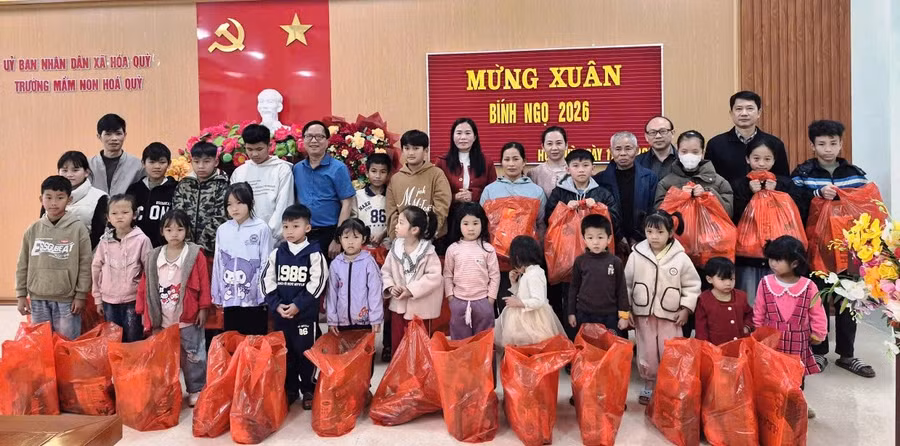 Trẻ mầm non và học sinh ở xã Hóa Quỳ (Thanh Hóa) nhận quà Tết chiều ngày 2/10.