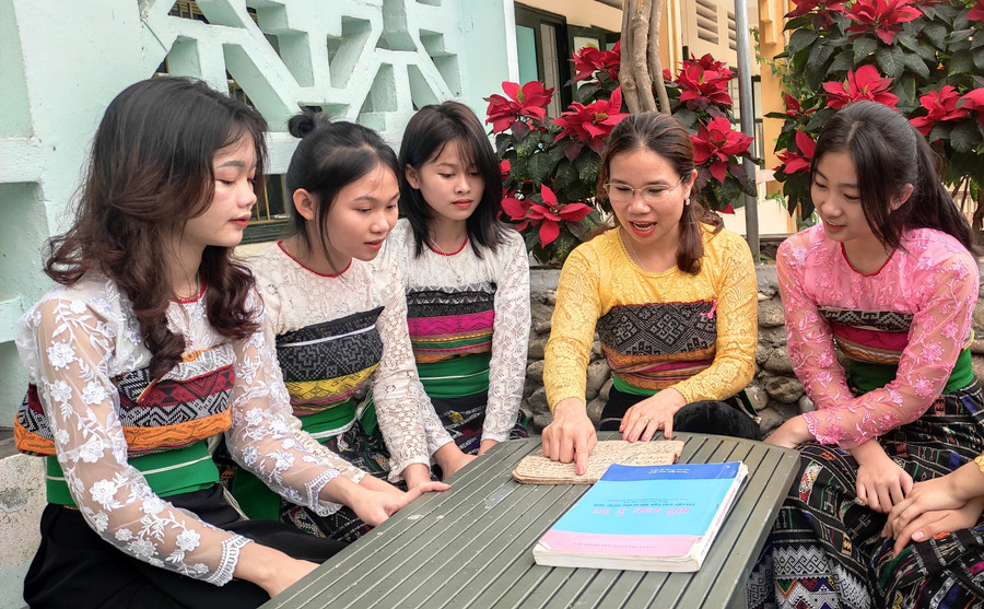 Cô Hà Thị Khuyên thường xuyên trau dồi kiến thức ngôn ngữ Thái cho học trò của mình ở trường, img-20230413-090852.jpg