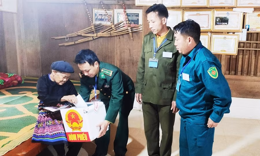 Cụ Sùng Thị Chu (SN 1926, xã Trung Lý, Thanh Hóa) thực hiện quyền và nghĩa vụ công dân của mình tại gia đình.