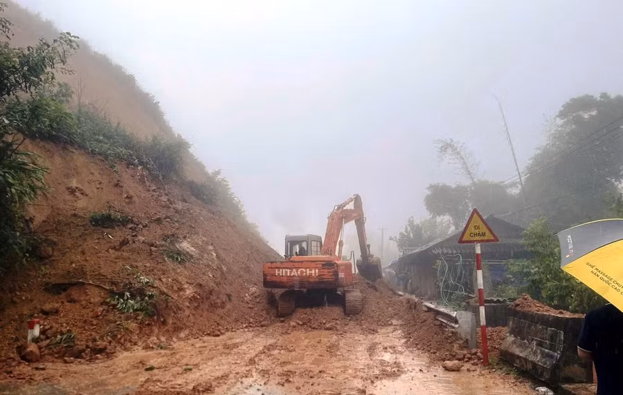 Đơn vị quản lý đường bộ Thanh Hóa huy động máy móc khắc phục sạt lở trên Quốc lộ 15C.