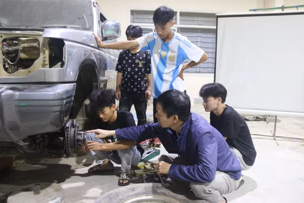 Tiết thực hành của thầy trò lớp Công nghệ ô tô Trường Cao đẳng Lai Châu. 