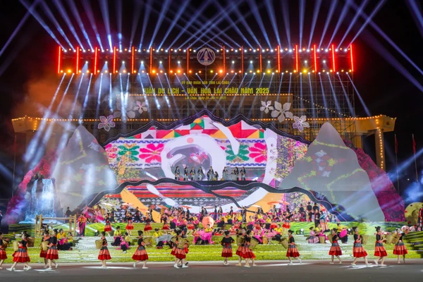 Chương trình nghệ thuật khai mạc Tuần Du lịch - Văn hóa Lai Châu năm 2025 với chủ đề “Lai Châu kỳ vĩ – rực rỡ sắc màu”. Ảnh: Tùng Giang.
