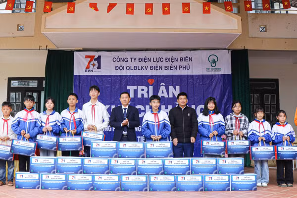 Đội QLĐLKV Điện Biên Phủ trao quà cho học sinh có hoàn cảnh khó khăn tại xã Mường Pồn.