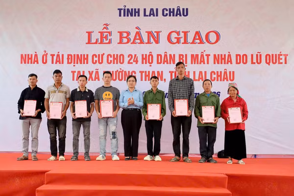 Các hộ dân vùng lũ Mường Than được bàn giao nhà ở tái định cư. Ảnh: Xã Mường Than.