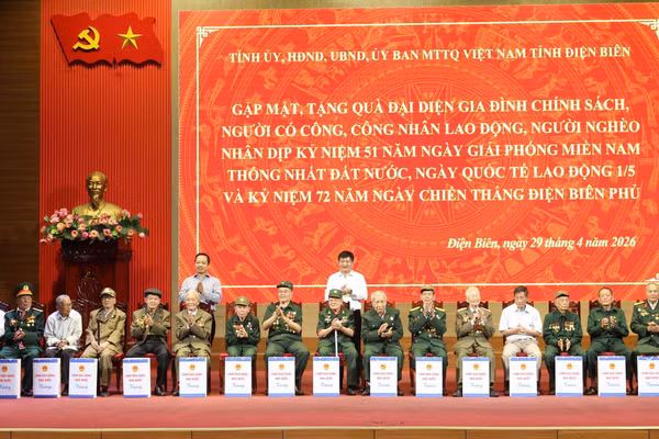 Lãnh đạo tỉnh Điện Biên trao quà tri ân người có công.
