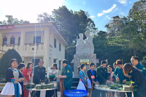 Gói bánh chưng trong Ngày hội Biên phòng toàn dân và chương trình “Xuân Biên phòng ấm lòng dân bản”.