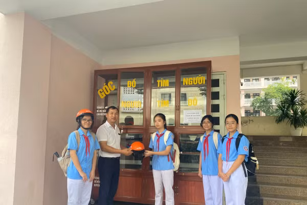 Thầy Toàn cùng các em học sinh bên góc "Đồ tìm người - Người tìm đồ".