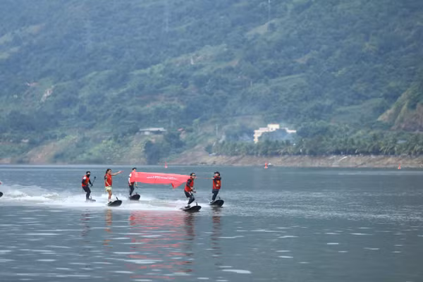 Du lịch mùa nước nổi trên sông Đà được tổ chức tại phường Mường Lay, tỉnh Điện Biên.