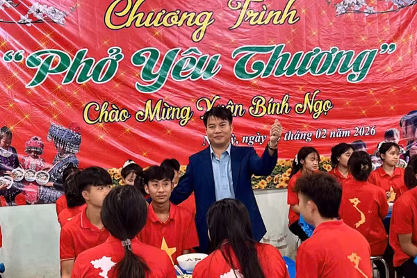 Trường PTDTNT THPT Nà Hỳ tổ chức chương trình Phở yêu thương cho toàn bộ thầy cô và học sinh trong trường.