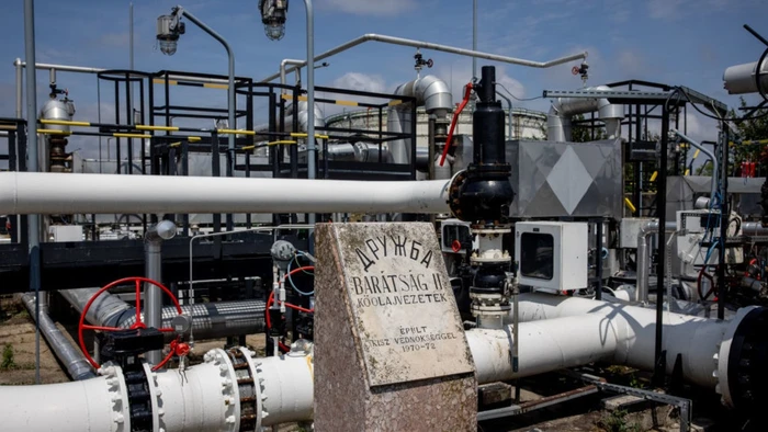 Bia đá được dựng lên để tưởng nhớ đường ống dẫn dầu thô Druzhba tại một nhà máy lọc dầu ở Hungary.
