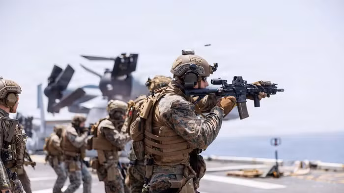 Lính thủy đánh bộ Mỹ huấn luyện bắn đạn thật trên boong tàu tấn công đổ bộ Tripoli.