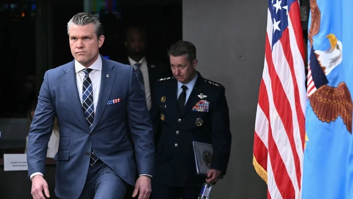 Bộ trưởng Quốc phòng Mỹ Pete Hegseth và Chủ tịch Hội đồng Tham mưu trưởng Liên quân - Tướng Dan Caine.