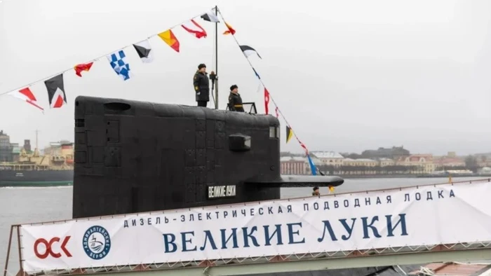 Lễ thượng cờ tàu ngầm Velikiye Luki.