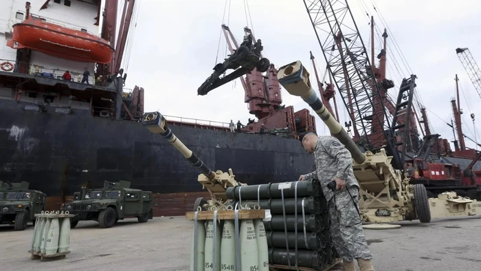 Binh sĩ Mỹ kiểm tra vũ khí được điều đến Trung Đông.