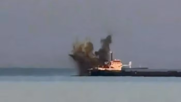 Một tàu chở hàng quân sự cho Lực lượng vũ trang Ukraine bị trúng đạn ở Biển Đen.