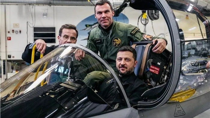 Tổng thống Volodymyr Zelensky trên khoang lái máy bay JAS 39 Gripen trong chuyến thăm Thụy Điển.