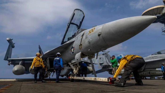 Một chiếc EA-18G Growler trên tàu sân bay USS Abraham Lincoln.