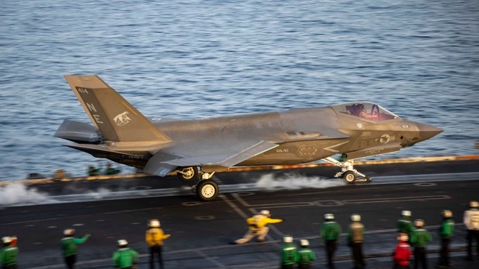 Tiêm kích F-35C cất cánh trên tàu sân bay Mỹ.