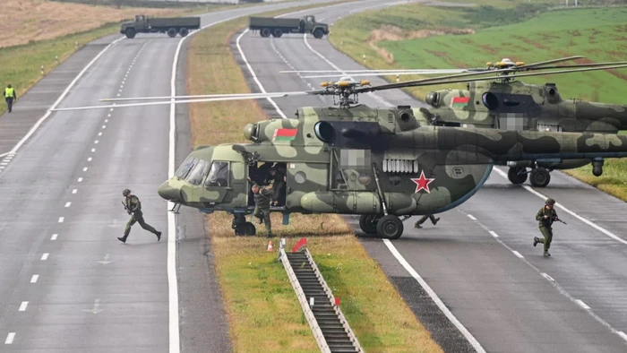 Trực thăng Mi-8 của Belarus thực hành hạ cánh trên đoạn đường M1 gần Minsk trong cuộc tập trận Zapad-2025.