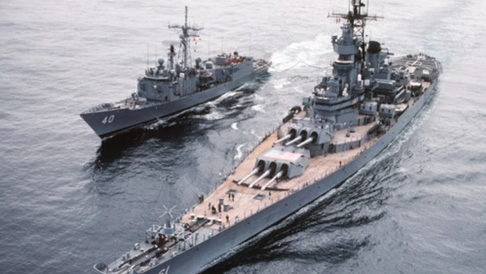 Tuần dương hạm Ticonderoga quá nhỏ bé bên cạnh thiết giáp hạm USS Iowa của Mỹ.